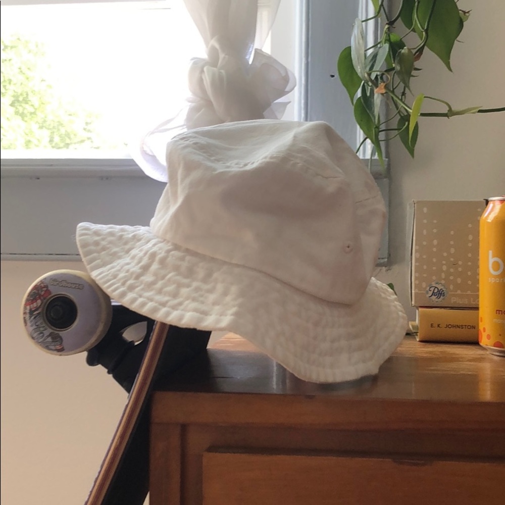 URBAN OUTFITTERS White Bucket Hat